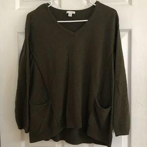 Deep green sweater w/ pockets